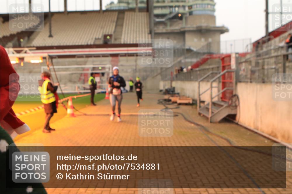 08.12.2024 - St. Pauli X-Mass-Run No. 14 Kathrin Stürmer Photography http://msf.ph/oto/7534881 08.12.2024 09:59:31 Ziel  meine-sportfotos.de