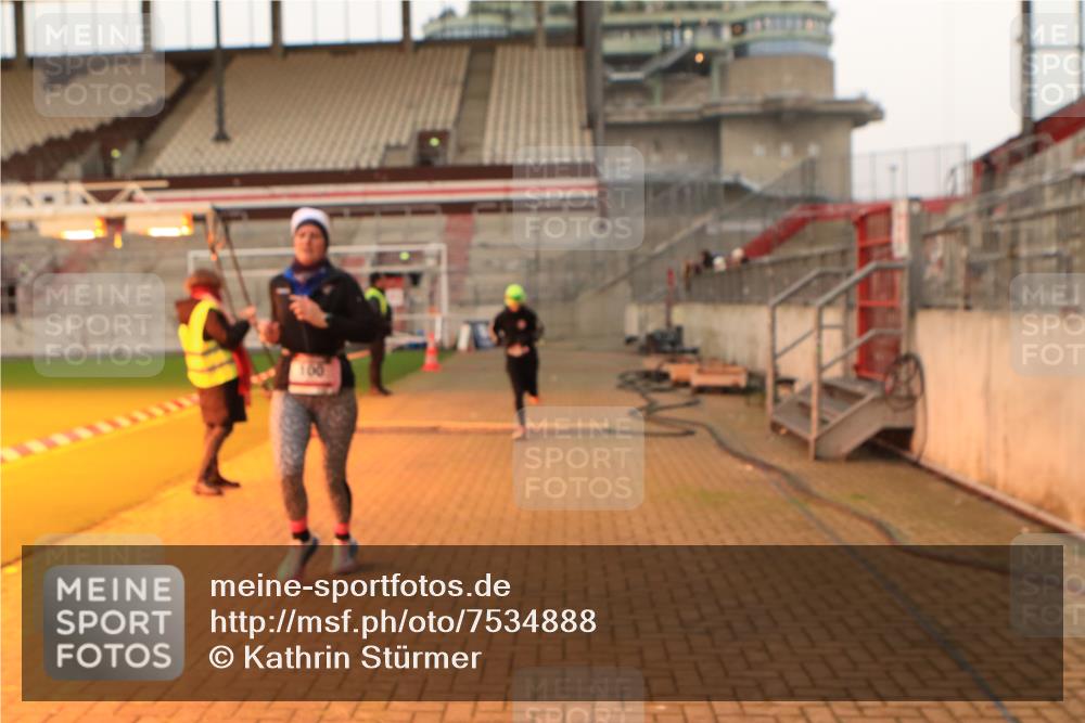 08.12.2024 - St. Pauli X-Mass-Run No. 14 Kathrin Stürmer Photography http://msf.ph/oto/7534888 08.12.2024 09:59:32 Ziel  meine-sportfotos.de