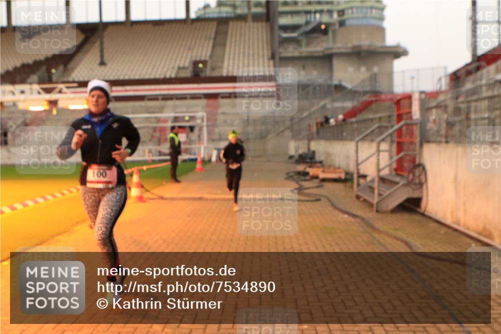 08.12.2024 - St. Pauli X-Mass-Run No. 14 Kathrin Stürmer Photography http://msf.ph/oto/7534890 08.12.2024 09:59:33 Ziel  meine-sportfotos.de