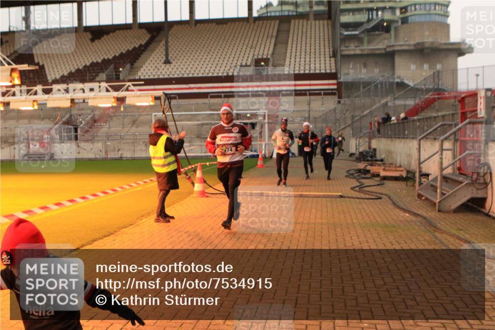 08.12.2024 - St. Pauli X-Mass-Run No. 14 Kathrin Stürmer Photography http://msf.ph/oto/7534915 08.12.2024 10:00:04 Ziel  meine-sportfotos.de