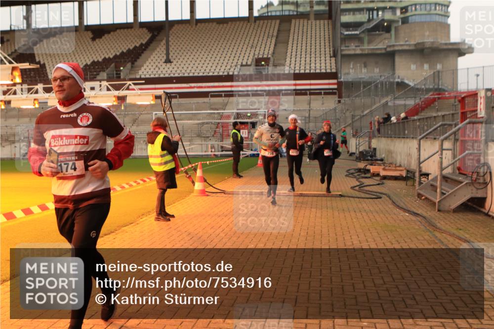 08.12.2024 - St. Pauli X-Mass-Run No. 14 Kathrin Stürmer Photography http://msf.ph/oto/7534916 08.12.2024 10:00:05 Ziel  meine-sportfotos.de