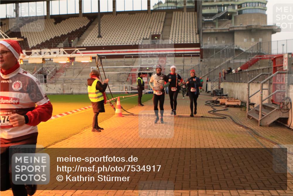 08.12.2024 - St. Pauli X-Mass-Run No. 14 Kathrin Stürmer Photography http://msf.ph/oto/7534917 08.12.2024 10:00:05 Ziel  meine-sportfotos.de