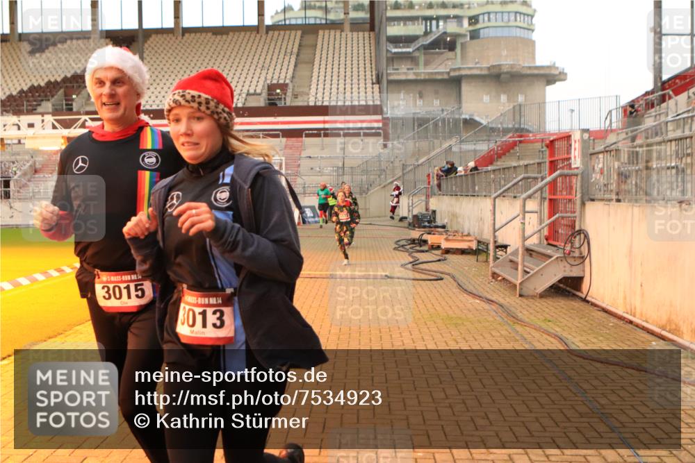 08.12.2024 - St. Pauli X-Mass-Run No. 14 Kathrin Stürmer Photography http://msf.ph/oto/7534923 08.12.2024 10:00:08 Ziel  meine-sportfotos.de