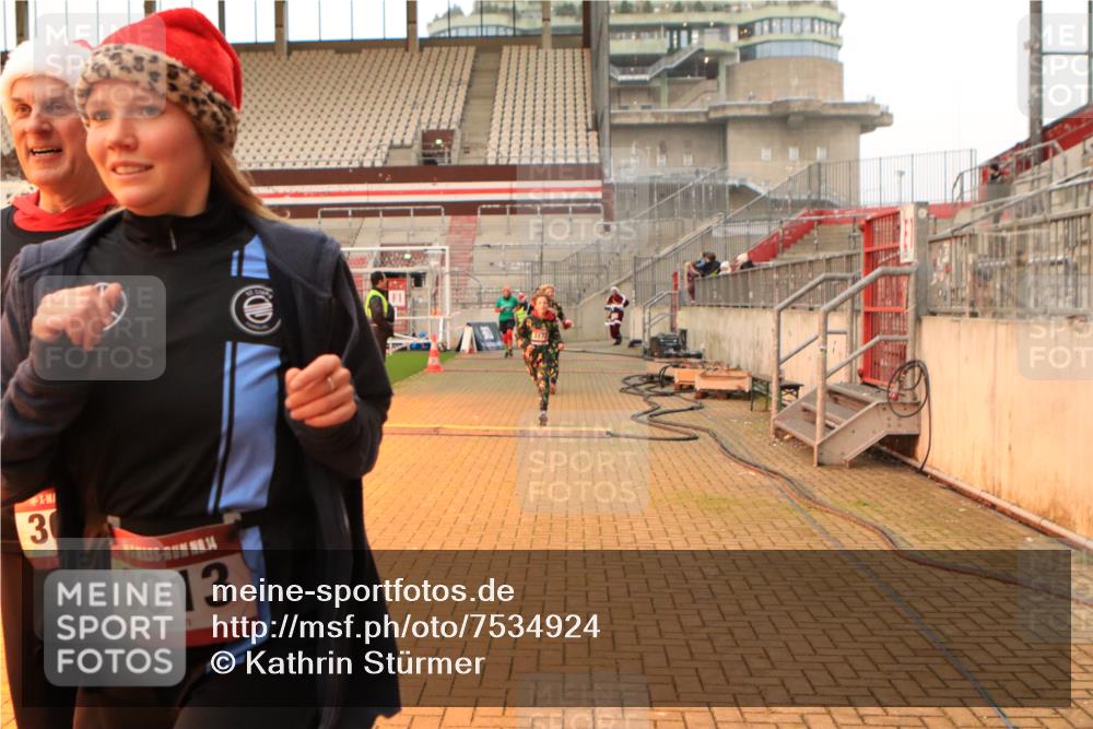 08.12.2024 - St. Pauli X-Mass-Run No. 14 Kathrin Stürmer Photography http://msf.ph/oto/7534924 08.12.2024 10:00:08 Ziel  meine-sportfotos.de
