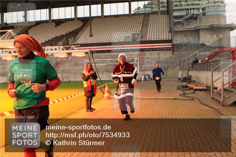 08.12.2024 - St. Pauli X-Mass-Run No. 14 Kathrin Stürmer Photography http://msf.ph/oto/7534933 08.12.2024 10:00:17 Ziel  meine-sportfotos.de