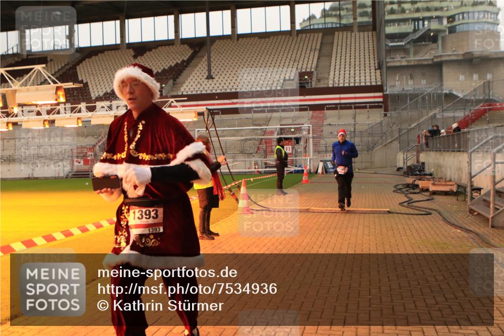 08.12.2024 - St. Pauli X-Mass-Run No. 14 Kathrin Stürmer Photography http://msf.ph/oto/7534936 08.12.2024 10:00:19 Ziel  meine-sportfotos.de