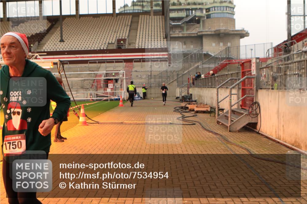 08.12.2024 - St. Pauli X-Mass-Run No. 14 Kathrin Stürmer Photography http://msf.ph/oto/7534954 08.12.2024 10:00:54 Ziel  meine-sportfotos.de