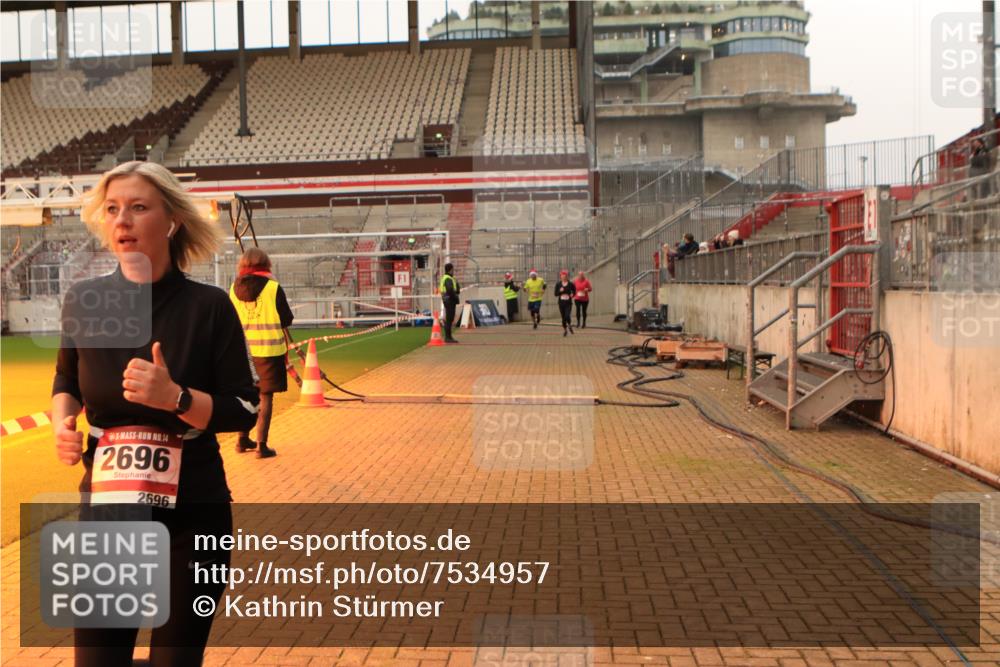 08.12.2024 - St. Pauli X-Mass-Run No. 14 Kathrin Stürmer Photography http://msf.ph/oto/7534957 08.12.2024 10:01:01 Ziel  meine-sportfotos.de
