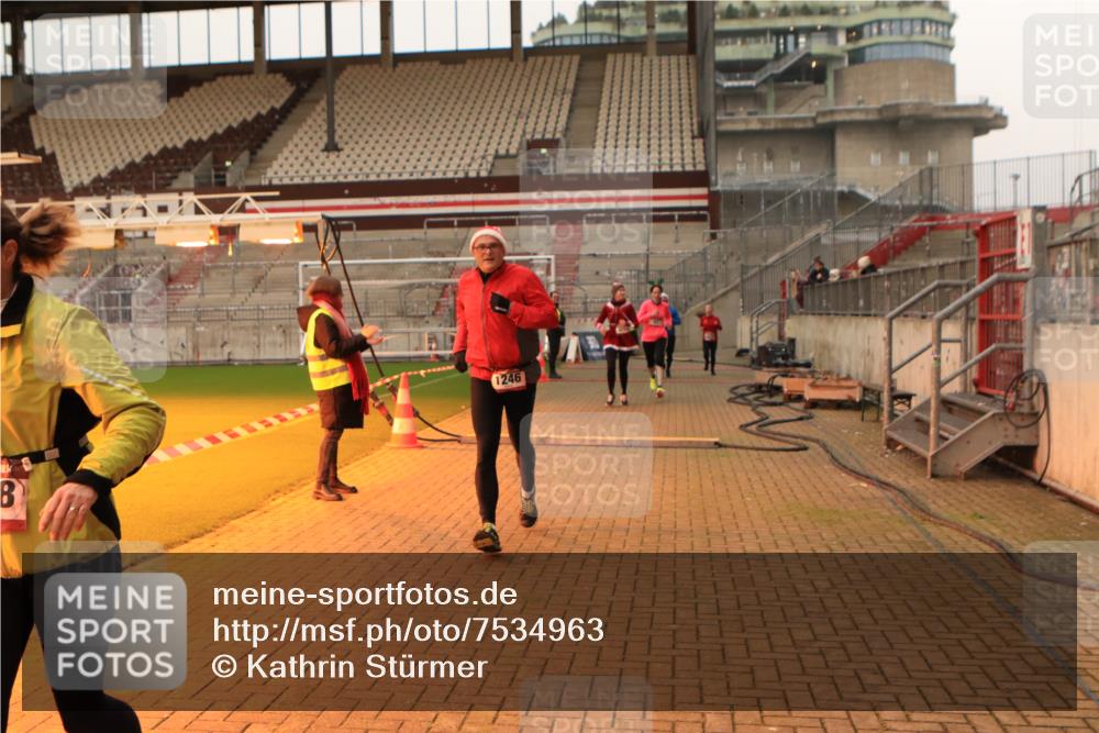 08.12.2024 - St. Pauli X-Mass-Run No. 14 Kathrin Stürmer Photography http://msf.ph/oto/7534963 08.12.2024 10:01:24 Ziel  meine-sportfotos.de