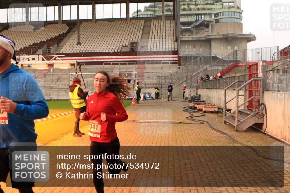 08.12.2024 - St. Pauli X-Mass-Run No. 14 Kathrin Stürmer Photography http://msf.ph/oto/7534972 08.12.2024 10:01:30 Ziel  meine-sportfotos.de