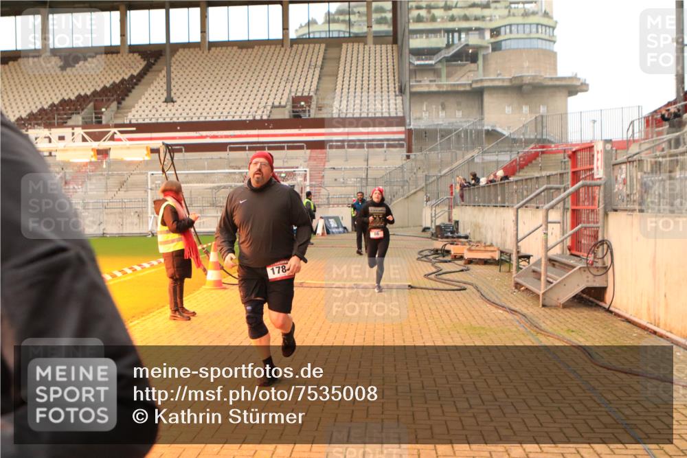 08.12.2024 - St. Pauli X-Mass-Run No. 14 Kathrin Stürmer Photography http://msf.ph/oto/7535008 08.12.2024 10:01:45 Ziel  meine-sportfotos.de