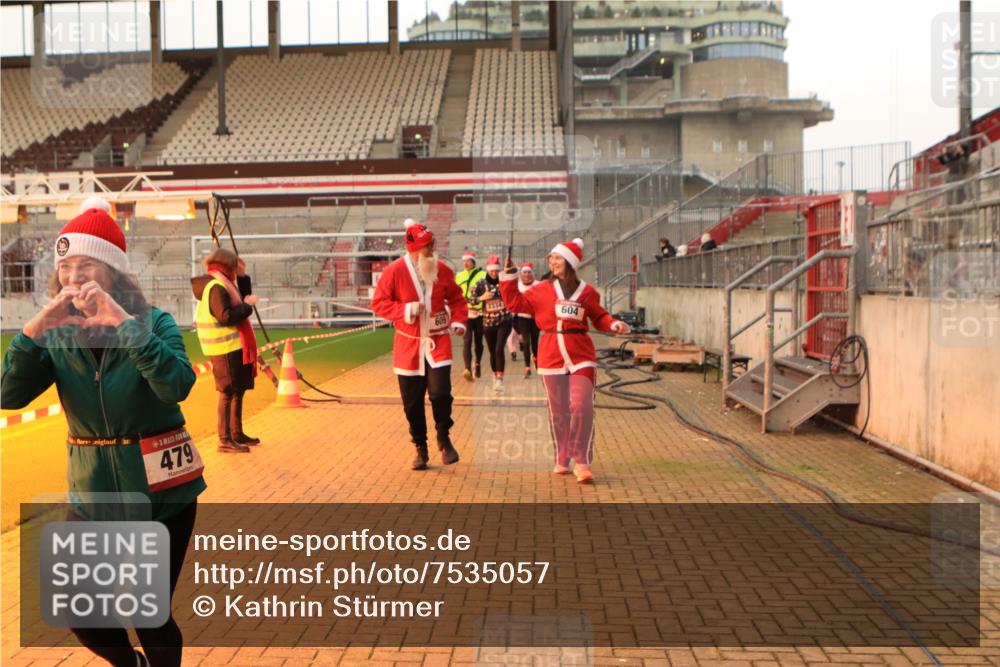 08.12.2024 - St. Pauli X-Mass-Run No. 14 Kathrin Stürmer Photography http://msf.ph/oto/7535057 08.12.2024 10:02:18 Ziel  meine-sportfotos.de