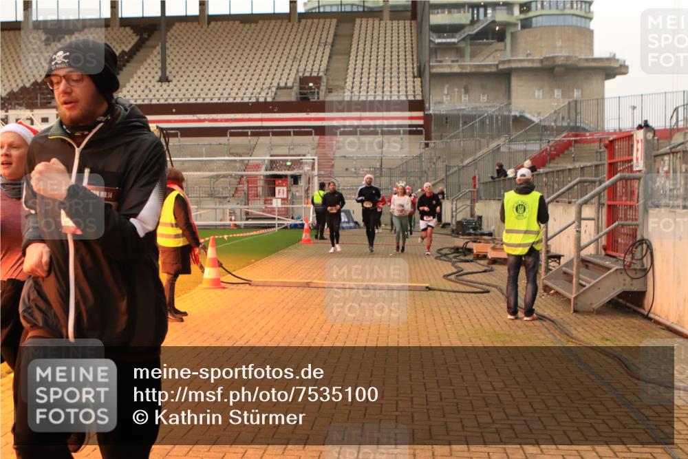 08.12.2024 - St. Pauli X-Mass-Run No. 14 Kathrin Stürmer Photography http://msf.ph/oto/7535100 08.12.2024 10:03:29 Ziel  meine-sportfotos.de
