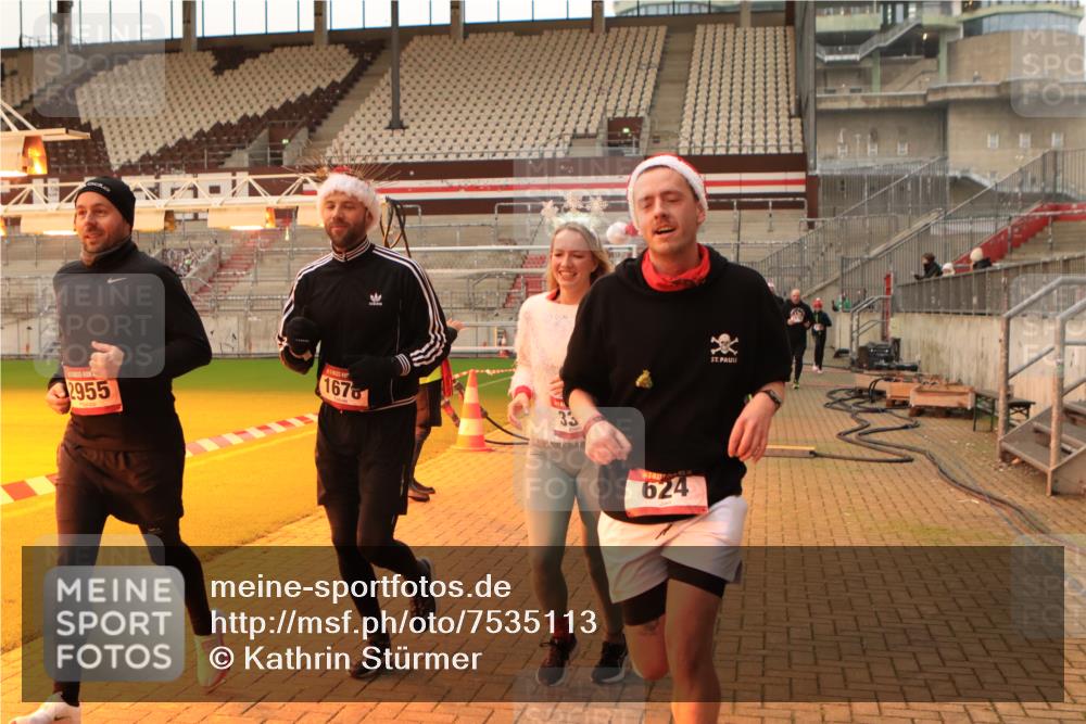 08.12.2024 - St. Pauli X-Mass-Run No. 14 Kathrin Stürmer Photography http://msf.ph/oto/7535113 08.12.2024 10:03:34 Ziel  meine-sportfotos.de