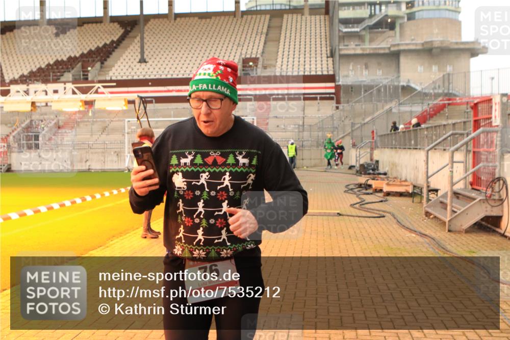 08.12.2024 - St. Pauli X-Mass-Run No. 14 Kathrin Stürmer Photography http://msf.ph/oto/7535212 08.12.2024 10:04:25 Ziel  meine-sportfotos.de