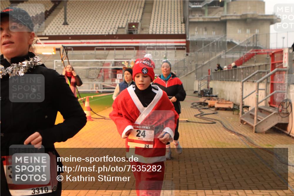 08.12.2024 - St. Pauli X-Mass-Run No. 14 Kathrin Stürmer Photography http://msf.ph/oto/7535282 08.12.2024 10:04:55 Ziel  meine-sportfotos.de