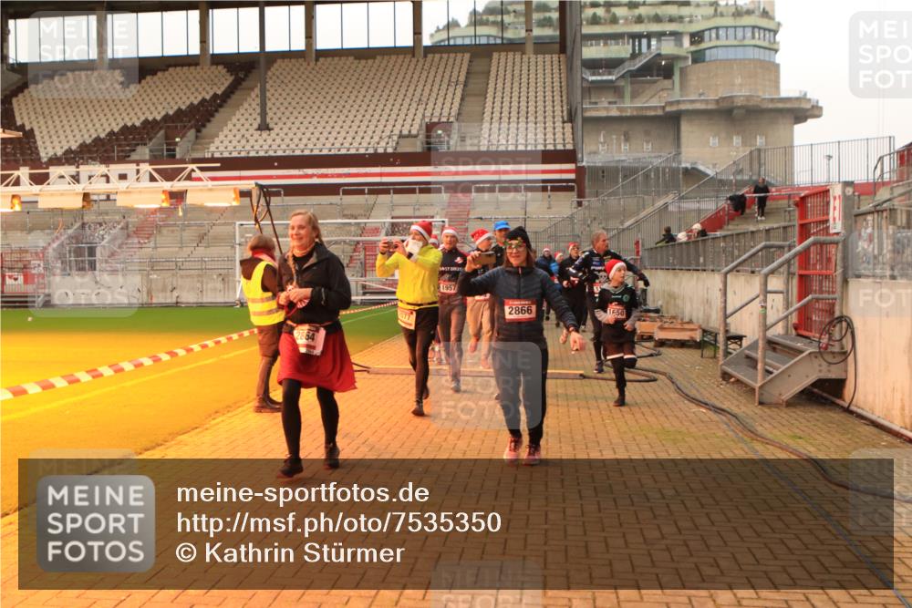 08.12.2024 - St. Pauli X-Mass-Run No. 14 Kathrin Stürmer Photography http://msf.ph/oto/7535350 08.12.2024 10:05:23 Ziel  meine-sportfotos.de