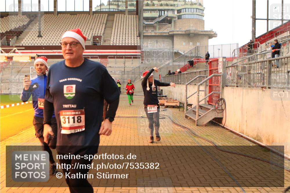 08.12.2024 - St. Pauli X-Mass-Run No. 14 Kathrin Stürmer Photography http://msf.ph/oto/7535382 08.12.2024 10:05:32 Ziel  meine-sportfotos.de