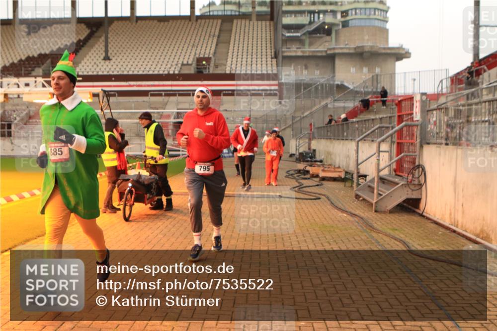 08.12.2024 - St. Pauli X-Mass-Run No. 14 Kathrin Stürmer Photography http://msf.ph/oto/7535522 08.12.2024 10:06:25 Ziel  meine-sportfotos.de