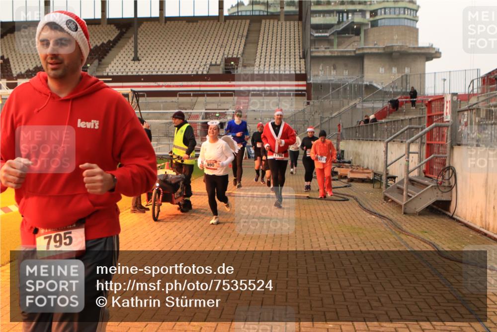 08.12.2024 - St. Pauli X-Mass-Run No. 14 Kathrin Stürmer Photography http://msf.ph/oto/7535524 08.12.2024 10:06:26 Ziel  meine-sportfotos.de
