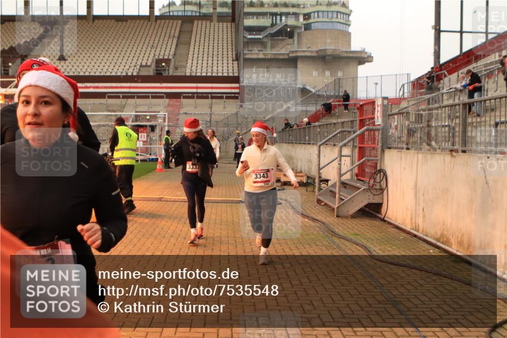 08.12.2024 - St. Pauli X-Mass-Run No. 14 Kathrin Stürmer Photography http://msf.ph/oto/7535548 08.12.2024 10:06:31 Ziel  meine-sportfotos.de