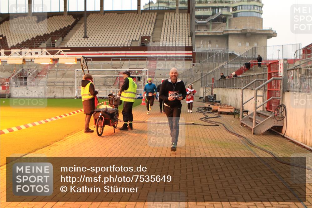 08.12.2024 - St. Pauli X-Mass-Run No. 14 Kathrin Stürmer Photography http://msf.ph/oto/7535649 08.12.2024 10:06:54 Ziel  meine-sportfotos.de