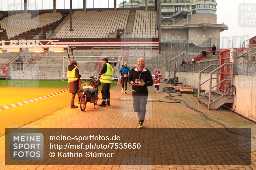 08.12.2024 - St. Pauli X-Mass-Run No. 14 Kathrin Stürmer Photography http://msf.ph/oto/7535650 08.12.2024 10:06:54 Ziel  meine-sportfotos.de