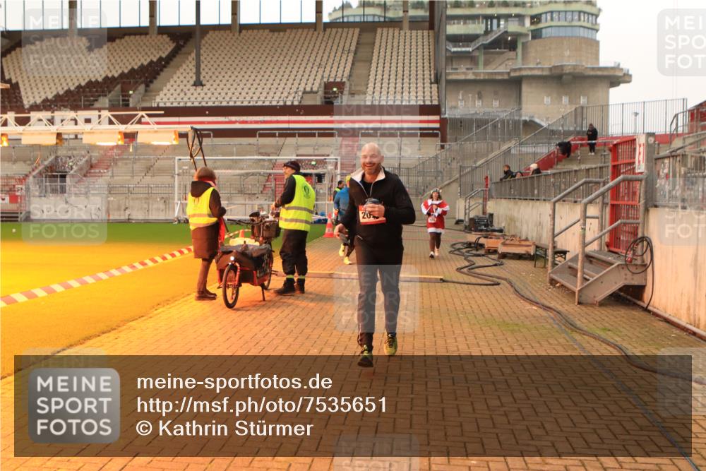 08.12.2024 - St. Pauli X-Mass-Run No. 14 Kathrin Stürmer Photography http://msf.ph/oto/7535651 08.12.2024 10:06:54 Ziel  meine-sportfotos.de