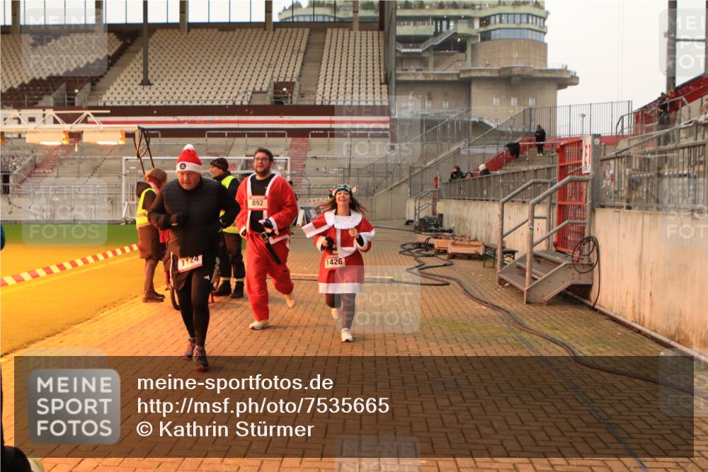 08.12.2024 - St. Pauli X-Mass-Run No. 14 Kathrin Stürmer Photography http://msf.ph/oto/7535665 08.12.2024 10:06:58 Ziel  meine-sportfotos.de