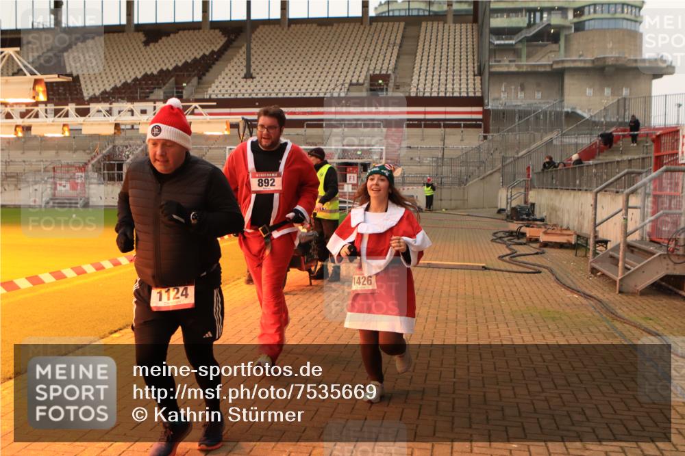 08.12.2024 - St. Pauli X-Mass-Run No. 14 Kathrin Stürmer Photography http://msf.ph/oto/7535669 08.12.2024 10:06:59 Ziel  meine-sportfotos.de