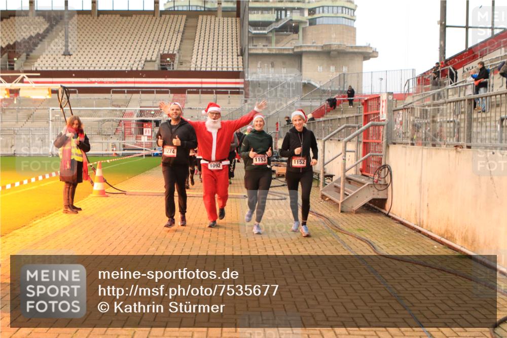 08.12.2024 - St. Pauli X-Mass-Run No. 14 Kathrin Stürmer Photography http://msf.ph/oto/7535677 08.12.2024 10:07:17 Ziel  meine-sportfotos.de