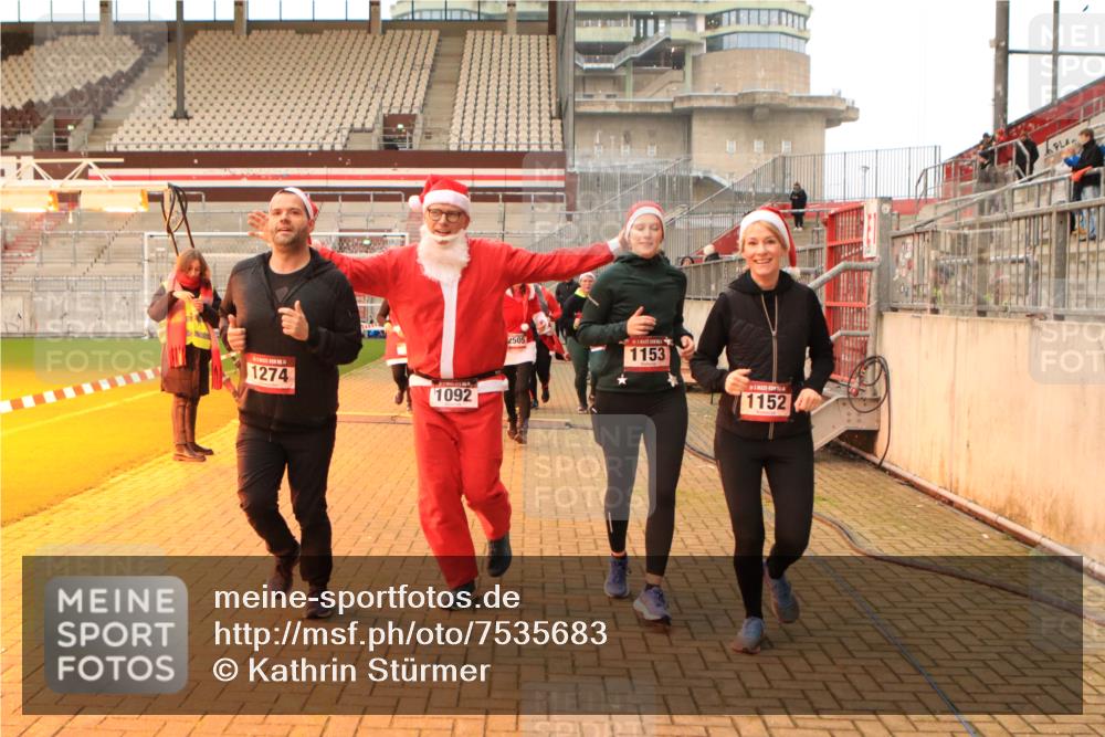 08.12.2024 - St. Pauli X-Mass-Run No. 14 Kathrin Stürmer Photography http://msf.ph/oto/7535683 08.12.2024 10:07:18 Ziel  meine-sportfotos.de