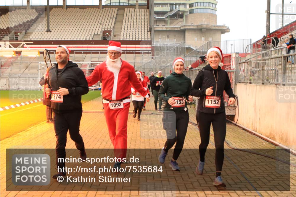08.12.2024 - St. Pauli X-Mass-Run No. 14 Kathrin Stürmer Photography http://msf.ph/oto/7535684 08.12.2024 10:07:18 Ziel  meine-sportfotos.de
