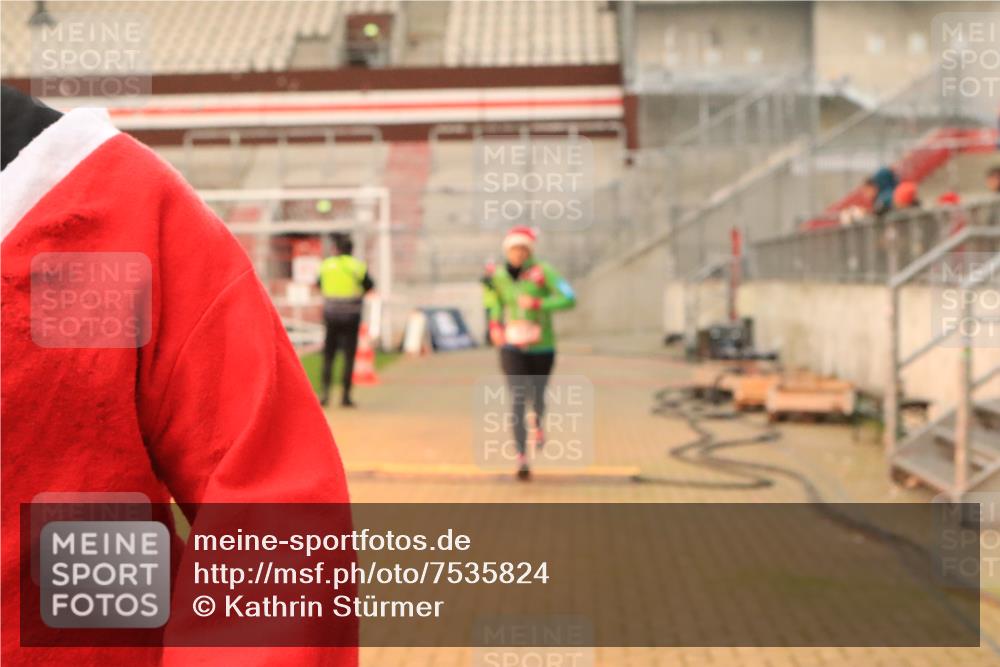08.12.2024 - St. Pauli X-Mass-Run No. 14 Kathrin Stürmer Photography http://msf.ph/oto/7535824 08.12.2024 10:59:41 Ziel  meine-sportfotos.de