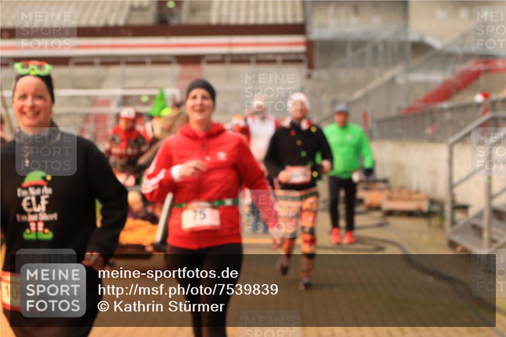 08.12.2024 - St. Pauli X-Mass-Run No. 14 Kathrin Stürmer Photography http://msf.ph/oto/7539839 08.12.2024 10:39:50 Ziel  meine-sportfotos.de
