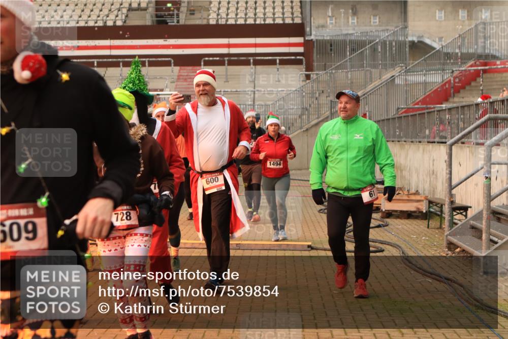 08.12.2024 - St. Pauli X-Mass-Run No. 14 Kathrin Stürmer Photography http://msf.ph/oto/7539854 08.12.2024 10:39:53 Ziel  meine-sportfotos.de