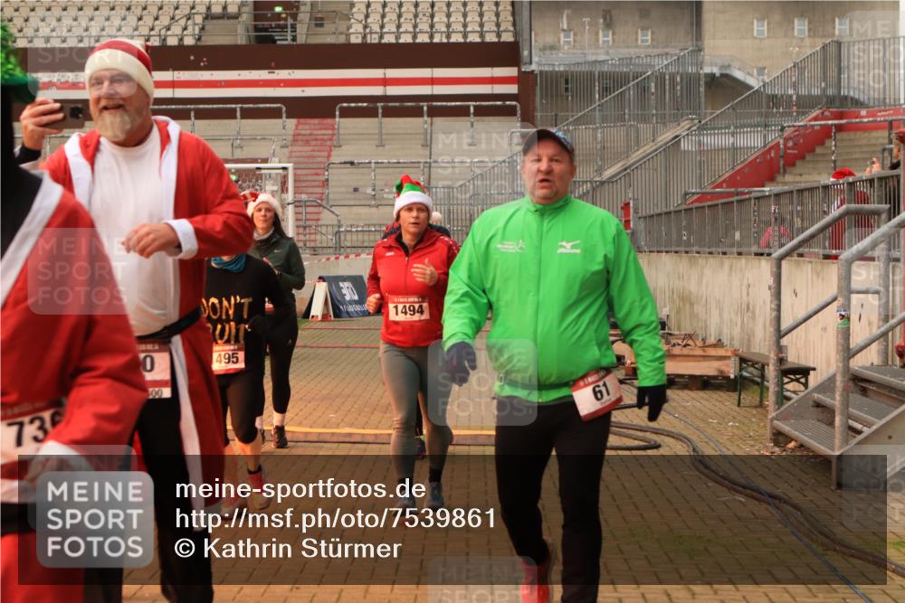 08.12.2024 - St. Pauli X-Mass-Run No. 14 Kathrin Stürmer Photography http://msf.ph/oto/7539861 08.12.2024 10:39:55 Ziel  meine-sportfotos.de