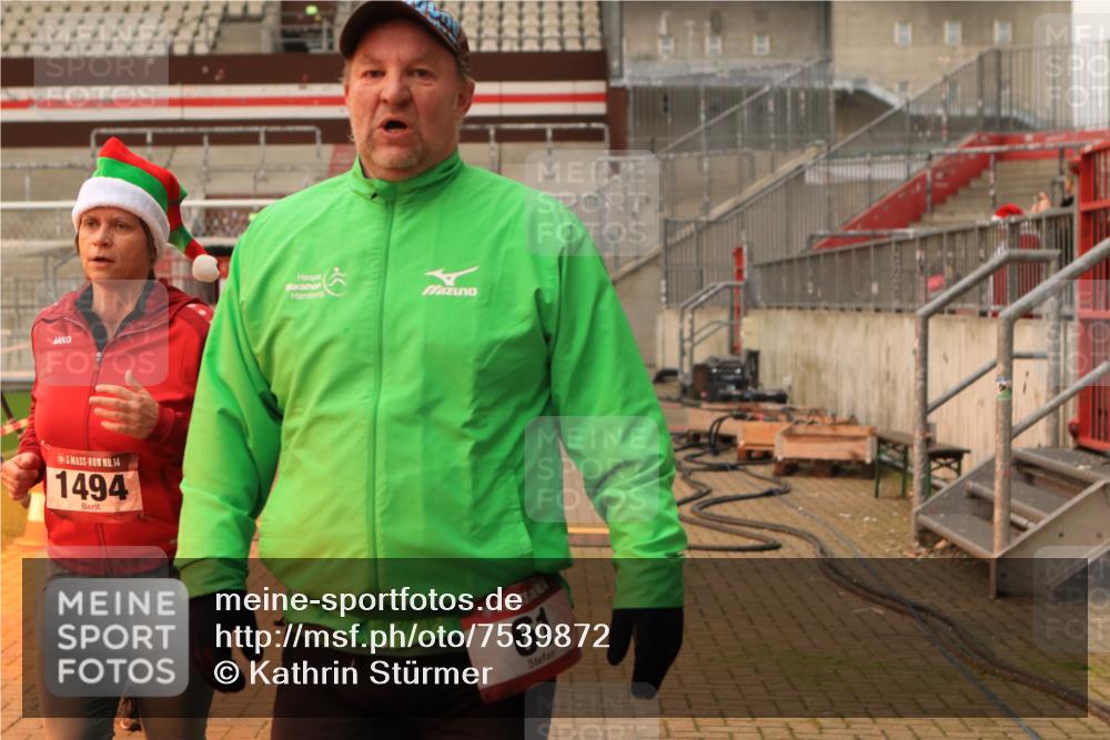08.12.2024 - St. Pauli X-Mass-Run No. 14 Kathrin Stürmer Photography http://msf.ph/oto/7539872 08.12.2024 10:39:57 Ziel  meine-sportfotos.de