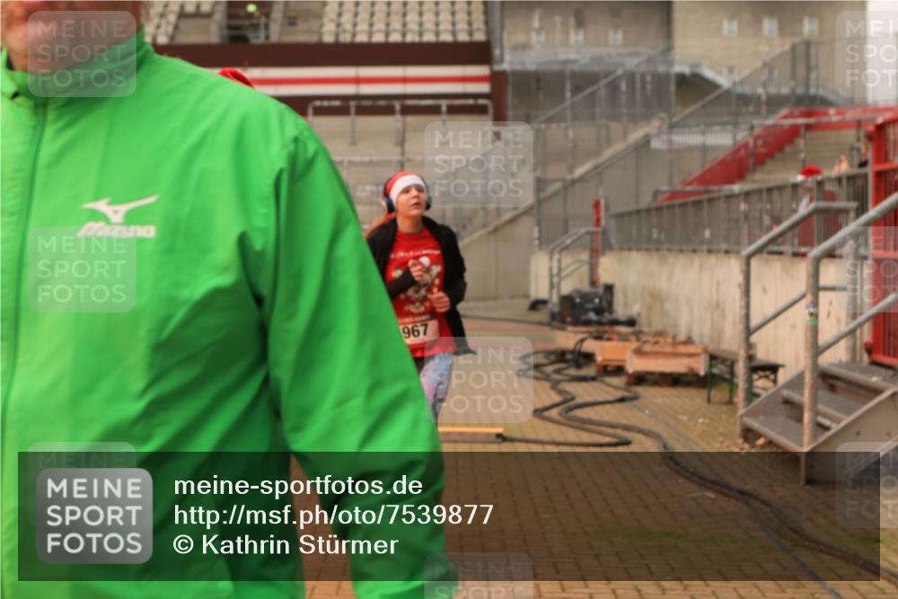 08.12.2024 - St. Pauli X-Mass-Run No. 14 Kathrin Stürmer Photography http://msf.ph/oto/7539877 08.12.2024 10:39:58 Ziel  meine-sportfotos.de
