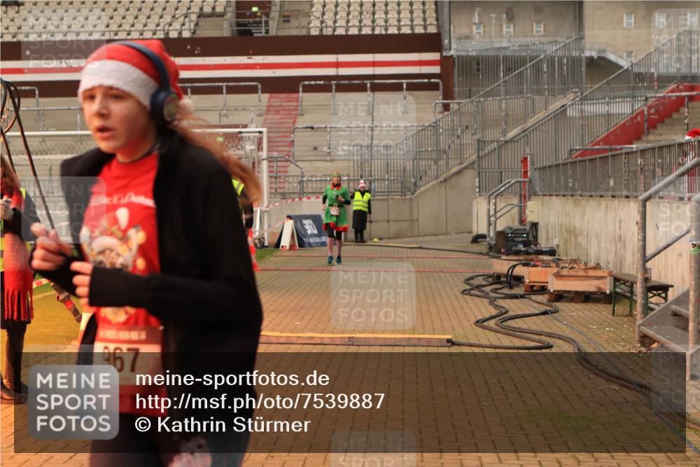 08.12.2024 - St. Pauli X-Mass-Run No. 14 Kathrin Stürmer Photography http://msf.ph/oto/7539887 08.12.2024 10:40:00 Ziel  meine-sportfotos.de