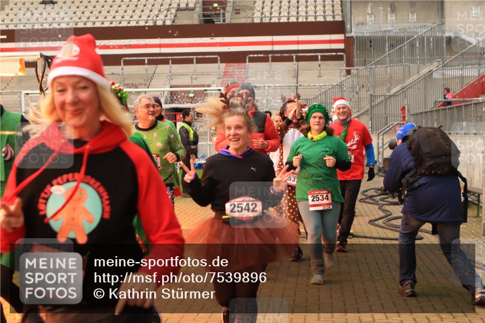 08.12.2024 - St. Pauli X-Mass-Run No. 14 Kathrin Stürmer Photography http://msf.ph/oto/7539896 08.12.2024 10:40:23 Ziel  meine-sportfotos.de