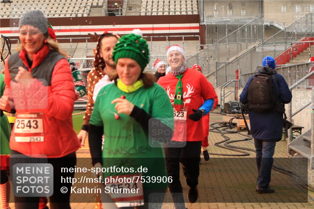 08.12.2024 - St. Pauli X-Mass-Run No. 14 Kathrin Stürmer Photography http://msf.ph/oto/7539906 08.12.2024 10:40:25 Ziel  meine-sportfotos.de