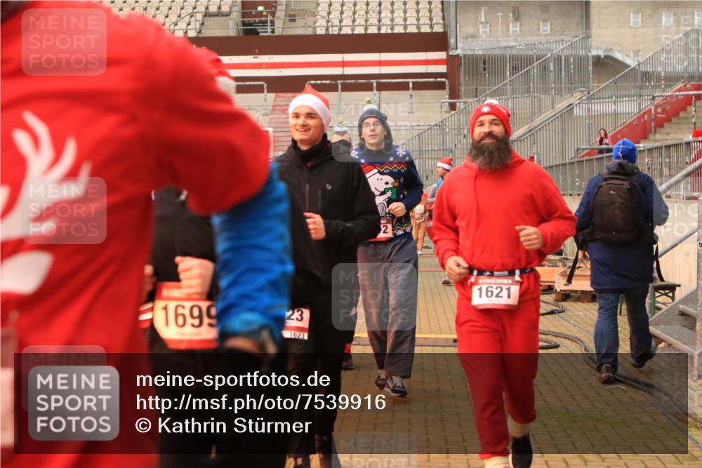 08.12.2024 - St. Pauli X-Mass-Run No. 14 Kathrin Stürmer Photography http://msf.ph/oto/7539916 08.12.2024 10:40:27 Ziel  meine-sportfotos.de