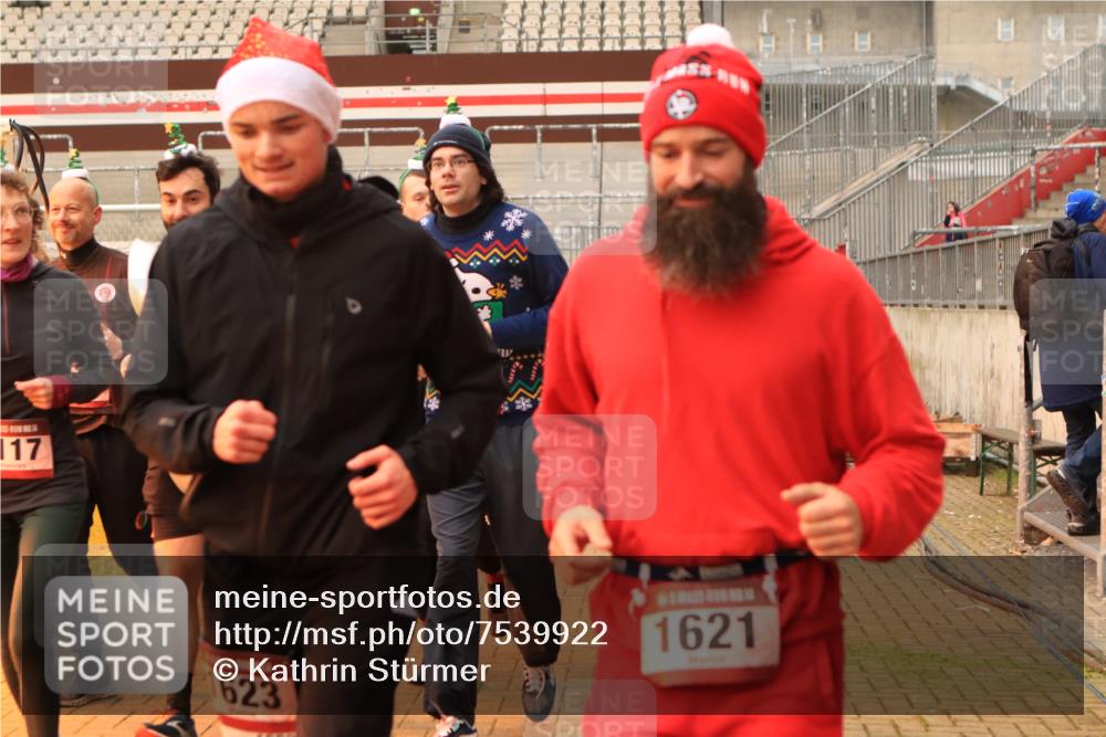 08.12.2024 - St. Pauli X-Mass-Run No. 14 Kathrin Stürmer Photography http://msf.ph/oto/7539922 08.12.2024 10:40:28 Ziel  meine-sportfotos.de