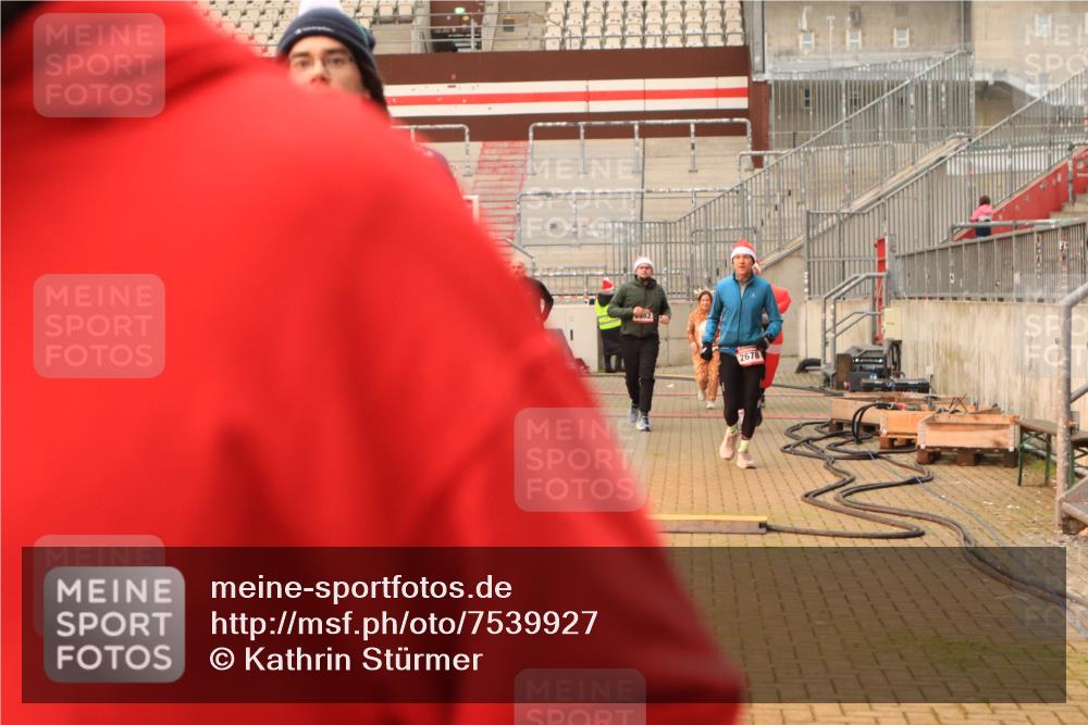 08.12.2024 - St. Pauli X-Mass-Run No. 14 Kathrin Stürmer Photography http://msf.ph/oto/7539927 08.12.2024 10:40:29 Ziel  meine-sportfotos.de