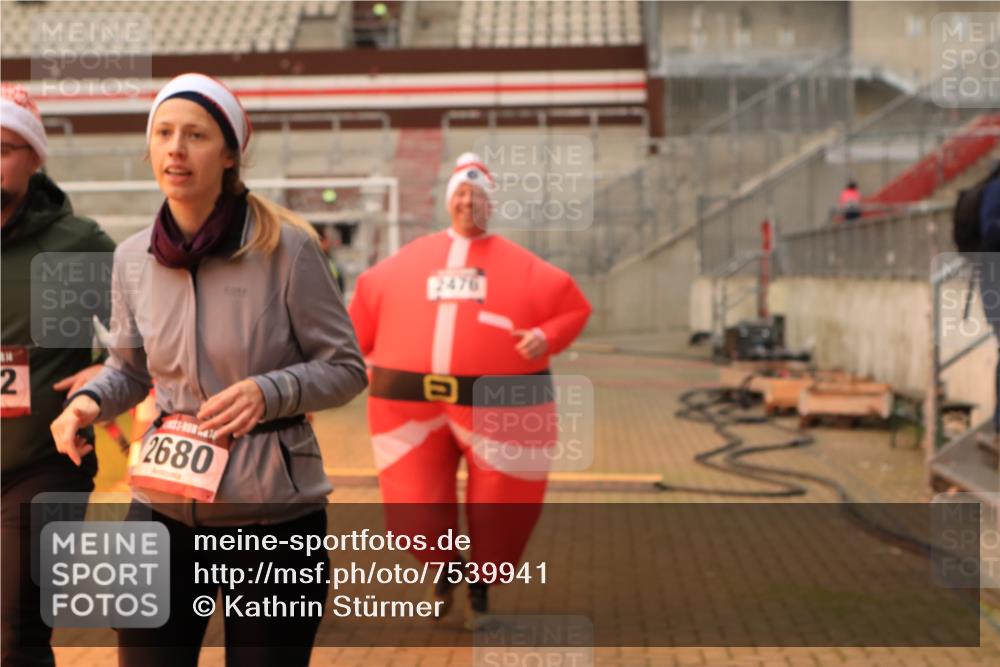 08.12.2024 - St. Pauli X-Mass-Run No. 14 Kathrin Stürmer Photography http://msf.ph/oto/7539941 08.12.2024 10:40:37 Ziel  meine-sportfotos.de