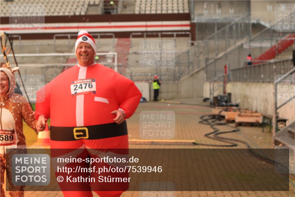 08.12.2024 - St. Pauli X-Mass-Run No. 14 Kathrin Stürmer Photography http://msf.ph/oto/7539946 08.12.2024 10:40:38 Ziel  meine-sportfotos.de