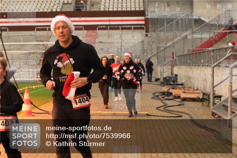 08.12.2024 - St. Pauli X-Mass-Run No. 14 Kathrin Stürmer Photography http://msf.ph/oto/7539966 08.12.2024 10:41:10 Ziel  meine-sportfotos.de