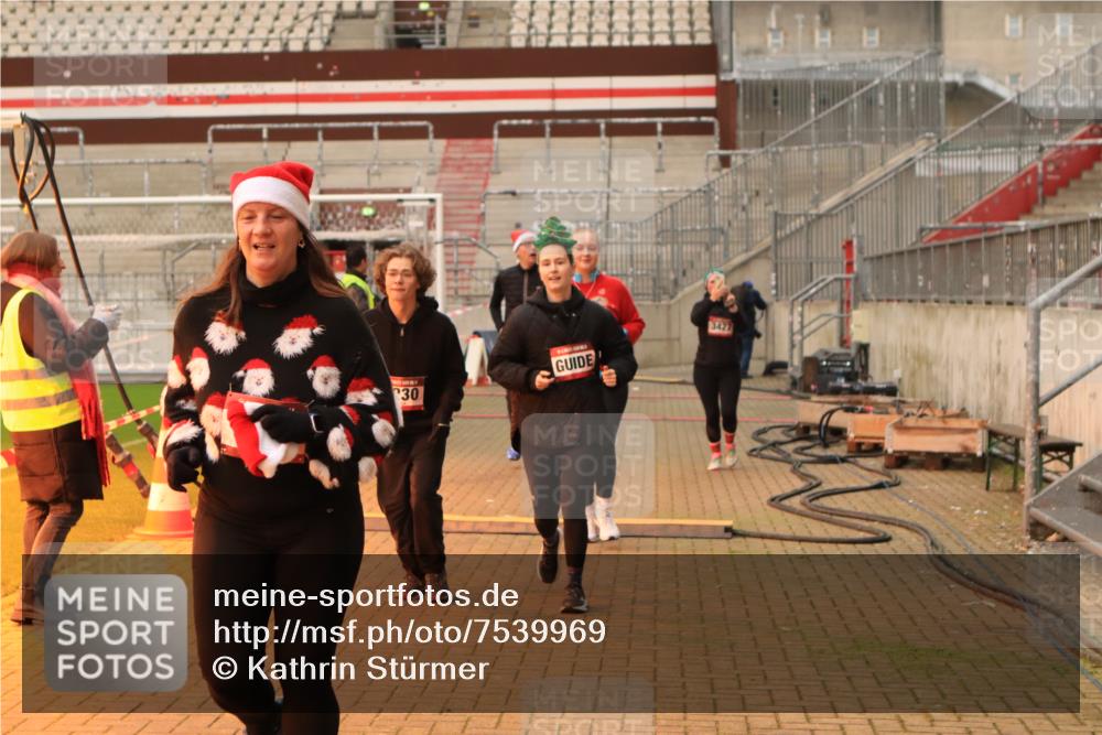 08.12.2024 - St. Pauli X-Mass-Run No. 14 Kathrin Stürmer Photography http://msf.ph/oto/7539969 08.12.2024 10:41:12 Ziel  meine-sportfotos.de