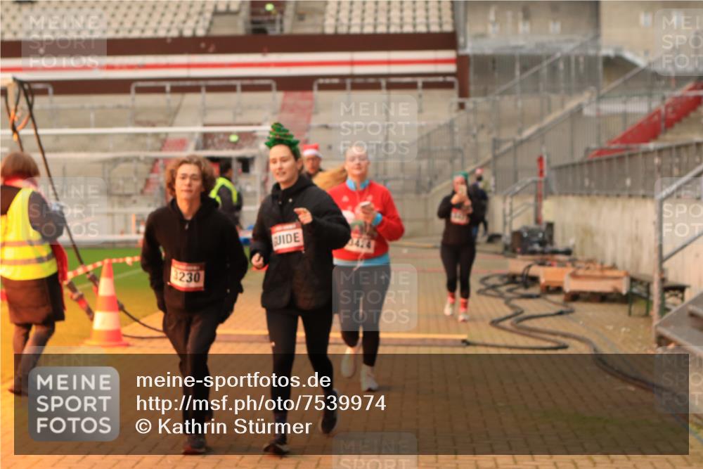 08.12.2024 - St. Pauli X-Mass-Run No. 14 Kathrin Stürmer Photography http://msf.ph/oto/7539974 08.12.2024 10:41:13 Ziel  meine-sportfotos.de